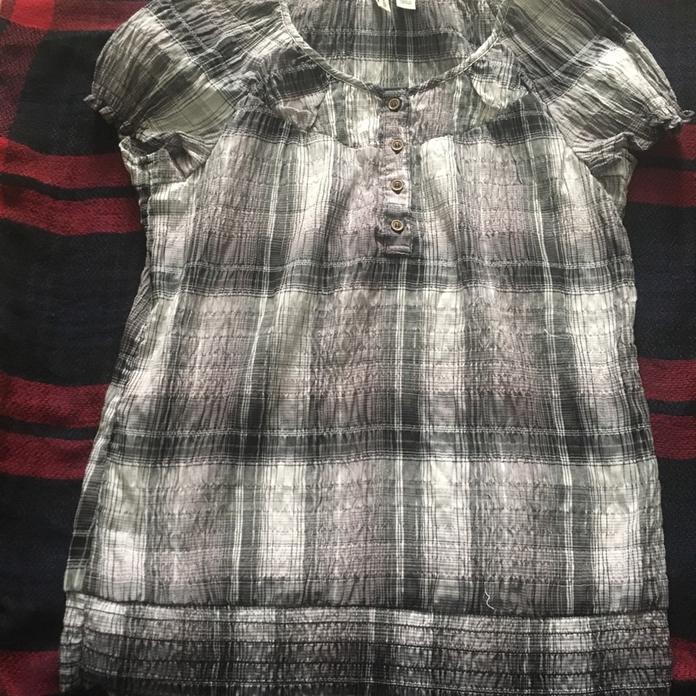Short sleeve shirt grey and white with buttons.